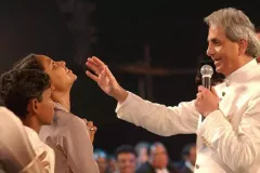 benny-hinn-blesses-a-woman